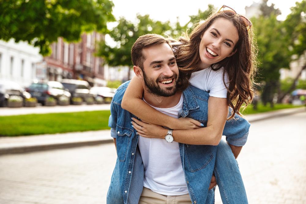 Cosmetic dentist in Knoxville TN performing teeth whitening